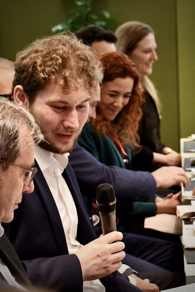 MEP Niklas Nienass moderating the discussion at the Dinner Debate 'Promoting the importance of space policies and a European Space Strategy'. 