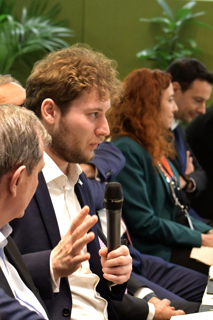 MEP Niklas Nienass moderating the discussion at the Dinner Debate 'Promoting the importance of space policies and a European Space Strategy'. 